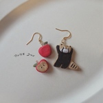 威嚇するレッサーパンダの陶器耳飾り ピアス・イヤリング