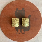 ゴージャスネコ！猫様ゴールドカメオ風ピアス、イヤリング