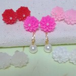 ダリアピアス　パールチャーム付き
