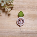 ネコの刺繍ブローチ 〜カブの被り物〜