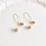 SWAROVSKI社製 パヴェボールのシンプルピアス(ゴールド)