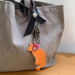 .革のリボンキーホルダー茶系猫ちゃん付き茶系