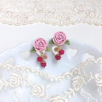 ミニ薔薇　イヤリング　（パウダーピンク）