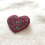 【ビーズ刺繍】プチハートブローチ(赤/クリスマスローズ風)