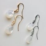 マザーオブパールのドロップピアス