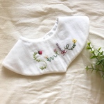 メッセージ花刺繍スタイ
