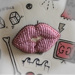ビーズ刺繍 唇のブローチ-プックリ ピンク- lips