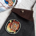 デニム地と革でミニバッグ👜(梟の刺繍ブローチ付き)