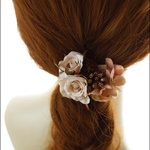 ベージュのバラのヘアーアクセサリー