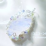 ホワイトラブラドライトペンダント（ワイヤージュエリー☆ワイヤーアクセサリー☆ワイヤーラッピング天然石ネックレス）