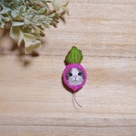 ネコの刺繍ブローチ 〜ラディッシュの被り物〜