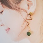 大ぶり　アシンメトリー　ジグザグゴールド×モダン　モスグリーン　ピアス