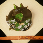 抹茶色のお狐様ブローチ・黒狐