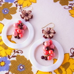 チョコフラワーと真っ白フープピアス
