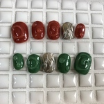 くすみカラーのアシンメトリーネイル