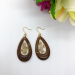ダークブラウンの雫とかすみ草のピアス/イヤリング