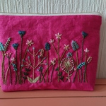 セール☆ボタニカルガーデン刺繍　ディープピンクの麻のマチありポーチ