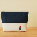 よちよちペンギンの手刺繍ポーチ（ネイビー）