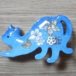 ◇182　セロリアンブルー　🐈伸び猫のブローチ
