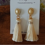 タッセルピアス、イヤリング（オフホワイト）