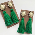 再販♡秋色♡グリーンタッセルとホワイトビーズ刺繍
