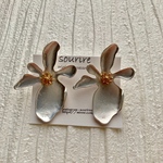 マットシルバー フラワーピアス(大)