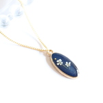 シンプルな秋の装い お花ネックレス