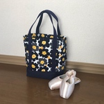 ６つに仕切られたトゥシューズバッグ（表布お花・ネイビー）