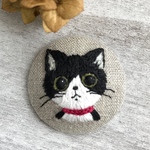 リネン刺繍ブローチ ハチワレ猫クク