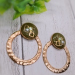 カーキとゴールドデザインリングのレジンピアス/イヤリング