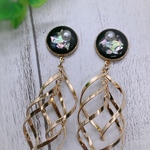 ブラックと三連ツイストチャームレジンピアス/イヤリング