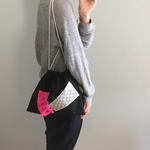 巾着バッグ ショルダー 黒×シルバー×ピンク!