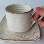 白い渋めのコーヒーカップ