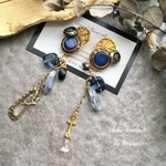 ロングタイプのクールなブルーボタンピアス・イヤリング
