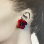 刺繍で作ったお花のイヤリング(赤)