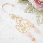 ＊狐＊天然石に囲まれた？お座り姿のイヤーフック