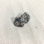 マットな花柄のレジンのピアス(くすみブルー)