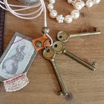 ＊本革＊冠うさぎとアンティーク鍵のネックレス＊新作＊
