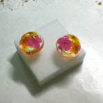 【送料無料】（ピンク・オレンジ・黄色）3色花の半円ピアス