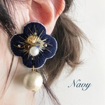 ラスト1 刺繍お花ピアス《Navy》/イヤリング