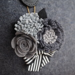 欧州フェルトのお花３WAYブローチ・モノトーン(完成品)