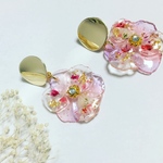 ゆらゆらお花が華やかなピアス