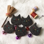 ハロウィンくろねこのちいさいブローチ。