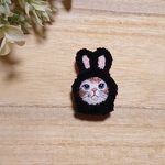 ネコの刺繍ブローチ 〜ウサギの被り物 ブラックver〜