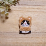 ネコの刺繍ブローチ 〜クマの被り物〜