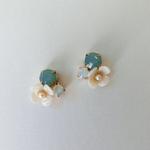 スワロフスキーと小花のピアス(イヤリング)パシフィックオパール