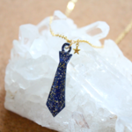 星空の輝きを放つネクタイネックレス