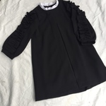 a様お袖フリルのワンピース
