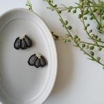 花びら～ブラック*シルバー 刺繍ピアス