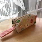 （現品限り）雪うさぎとお花柄のミニキャラメルポーチ